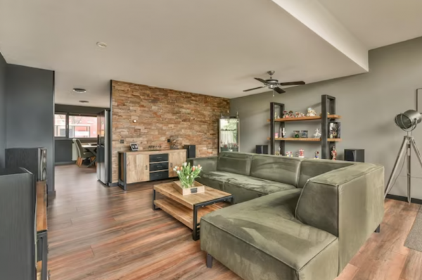 Villa Kayu Modern dengan Ruang Keluarga yang Luas